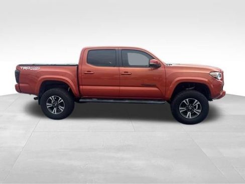 Used 2017 Toyota Tacoma TRD Sport w/ Premium & Technology Package AWD/4WD image 5