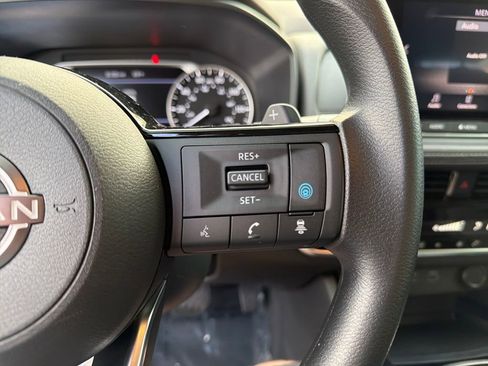 Used 2022 Nissan Rogue SV image 22