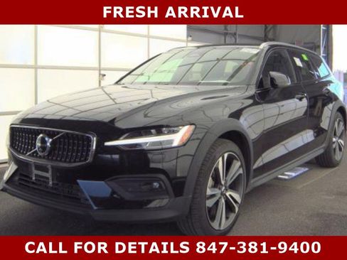 Used 2025 Volvo V60 B5 Cross Country Plus AWD/4WD image 1