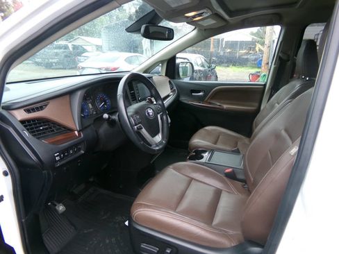 Used 2018 Toyota Sienna Limited Premium w/ Carpet Mat Package image 14