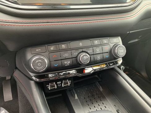 Used 2025 Dodge Durango GT AWD/4WD image 24