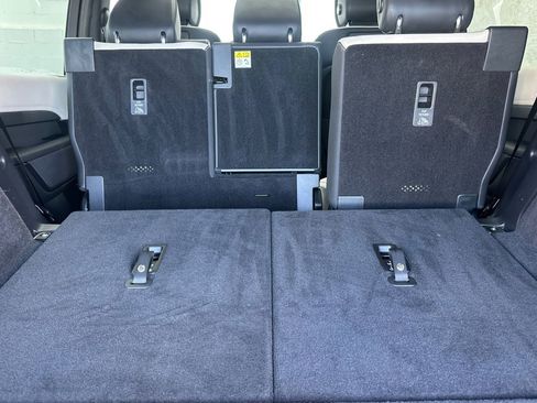 Used 2024 Land Rover Discovery Dynamic SE image 34