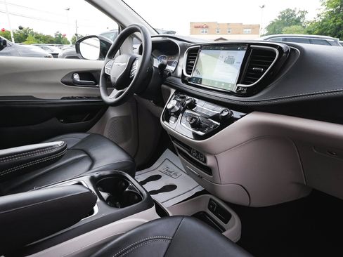 Used 2024 Chrysler Pacifica Limited FWD image 45