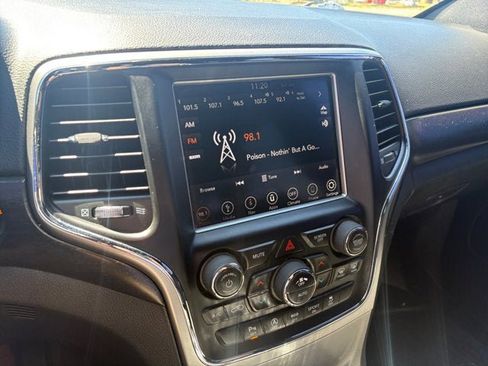 Used 2018 Jeep Grand Cherokee Laredo AWD/4WD image 17