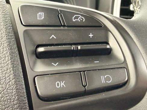 Used 2023 Hyundai Venue Limited image 20