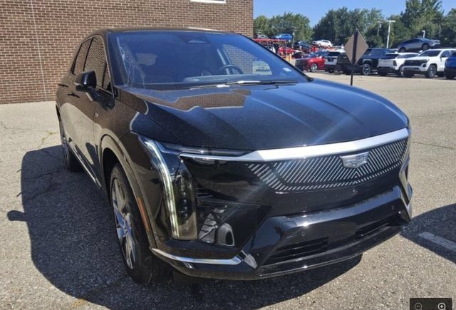 Used 2025 Cadillac Optiq Luxury 2 w/ LPO, Floor Liner Package AWD/4WD image 2