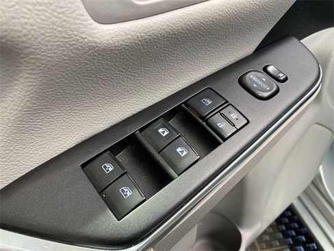 Used 2016 Toyota Camry SE image 9