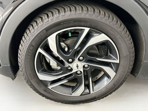 Used 2023 Chevrolet Bolt LT w/ Infotainment Package FWD image 11