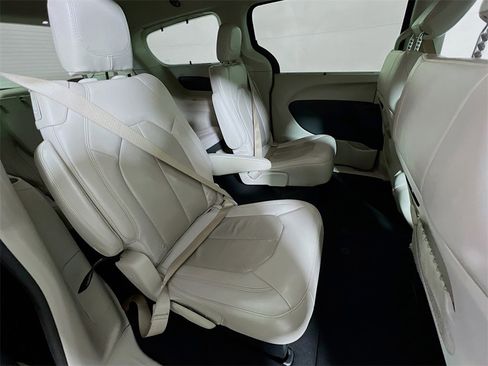 Used 2021 Chrysler Pacifica Touring-L image 25
