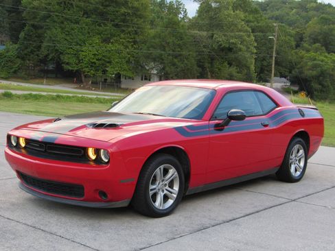 Used 2016 Dodge Challenger SXT RWD image 3