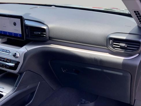 Certified 2024 Ford Explorer XLT RWD image 19