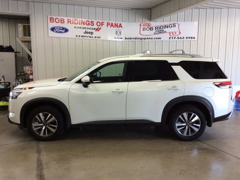 Used 2024 Nissan Pathfinder SL w/ Black Appearance Package image 2