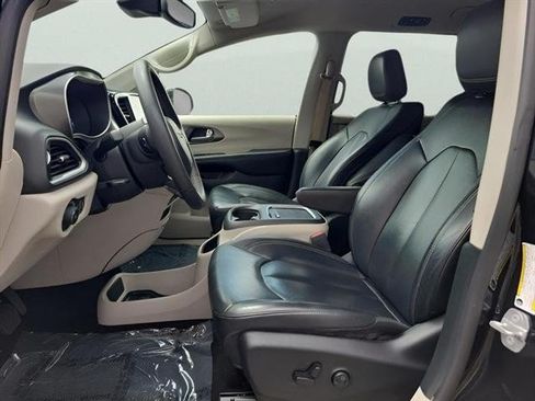 Used 2022 Chrysler Pacifica Touring-L FWD image 16
