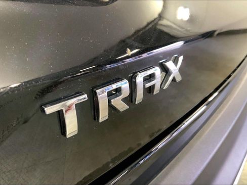 Used 2025 Chevrolet Trax LT w/ LT Convenience Package image 8