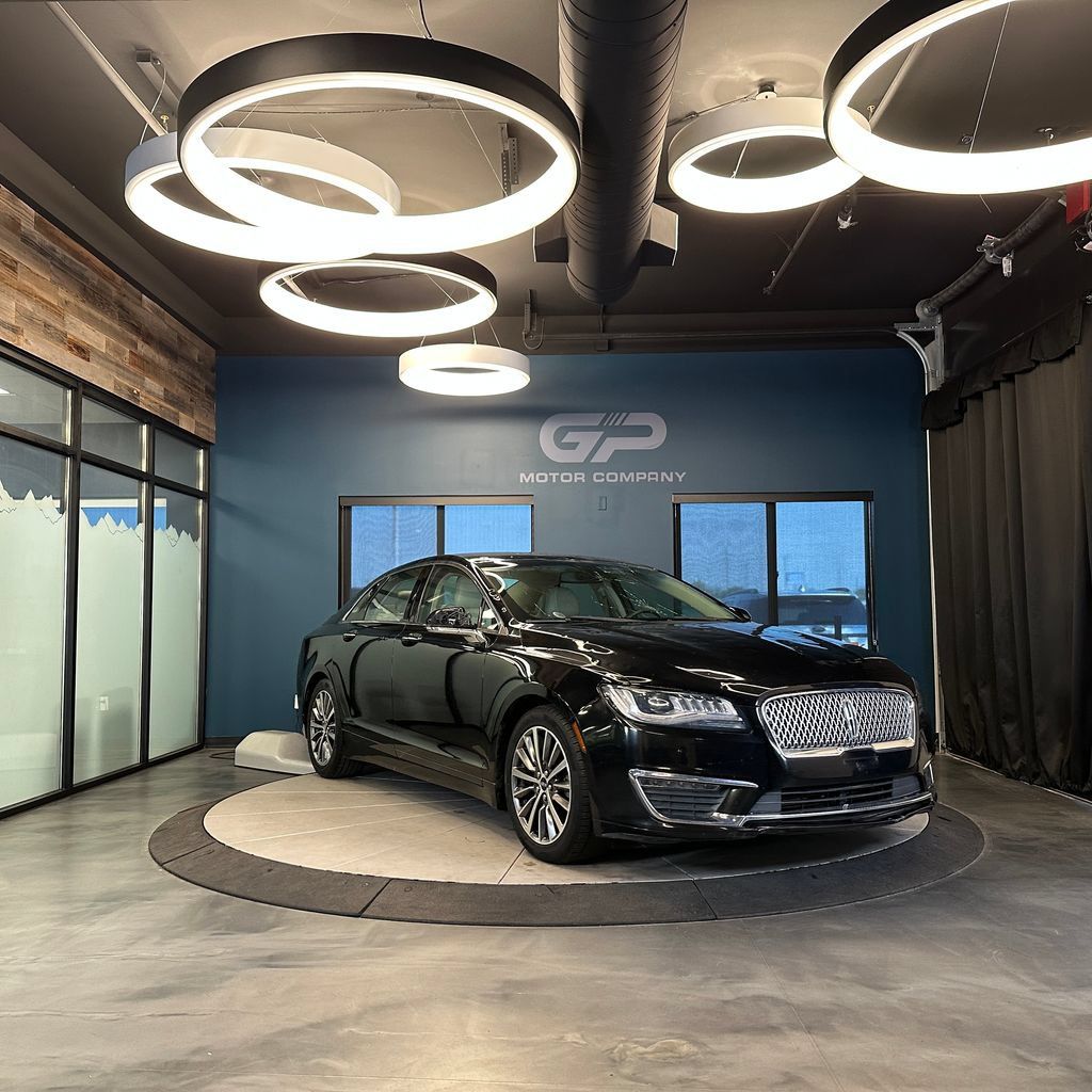Used 2019 Lincoln MKZ Reserve FWD image 1