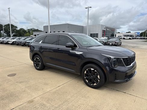 Certified 2025 Kia Sorento S FWD image 13