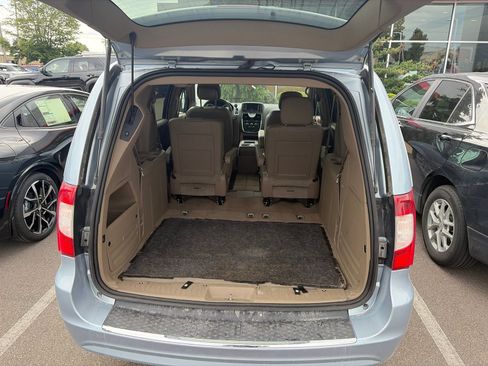 Used 2016 Chrysler Town & Country LX FWD image 4
