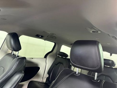 Used 2023 Chrysler Pacifica Touring-L image 12