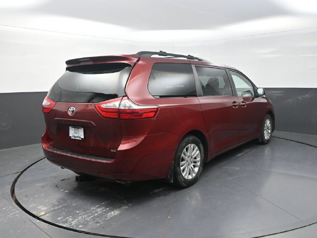 Used 2017 Toyota Sienna XLE w/ Outdoor Package FWD image 9