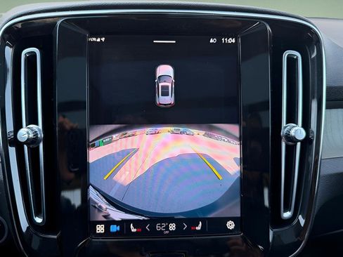 Used 2023 Volvo XC40 B5 Plus image 24