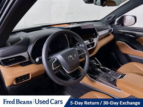 Used 2025 Toyota Highlander Platinum image 10