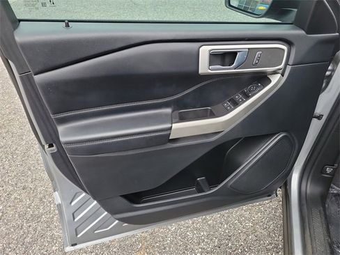 Used 2022 Ford Explorer XLT image 10