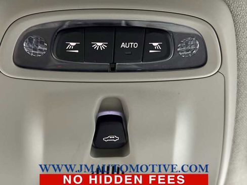 Used 2022 Volvo XC40 T5 Momentum w/ Climate Package image 35