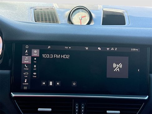 Used 2019 Porsche Cayenne w/ Premium Package image 16