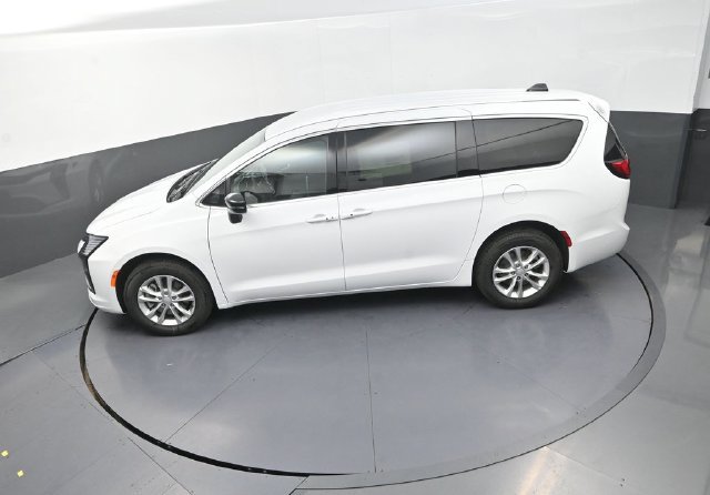 New 2027 Chrysler Pacifica Select AWD/4WD image 13