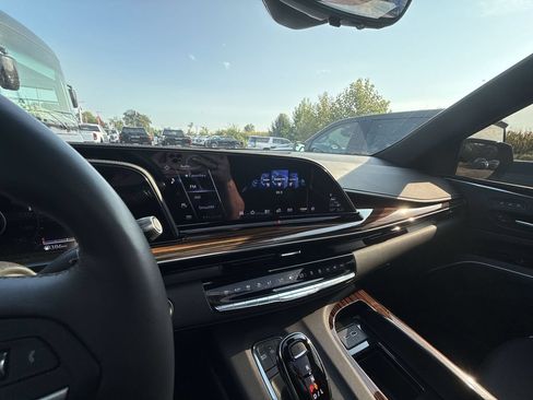 Certified 2024 Cadillac Escalade Premium Luxury AWD/4WD image 19