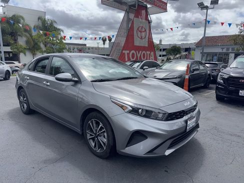 Used 2022 Kia Forte LXS w/ LXS Technology Package image 2