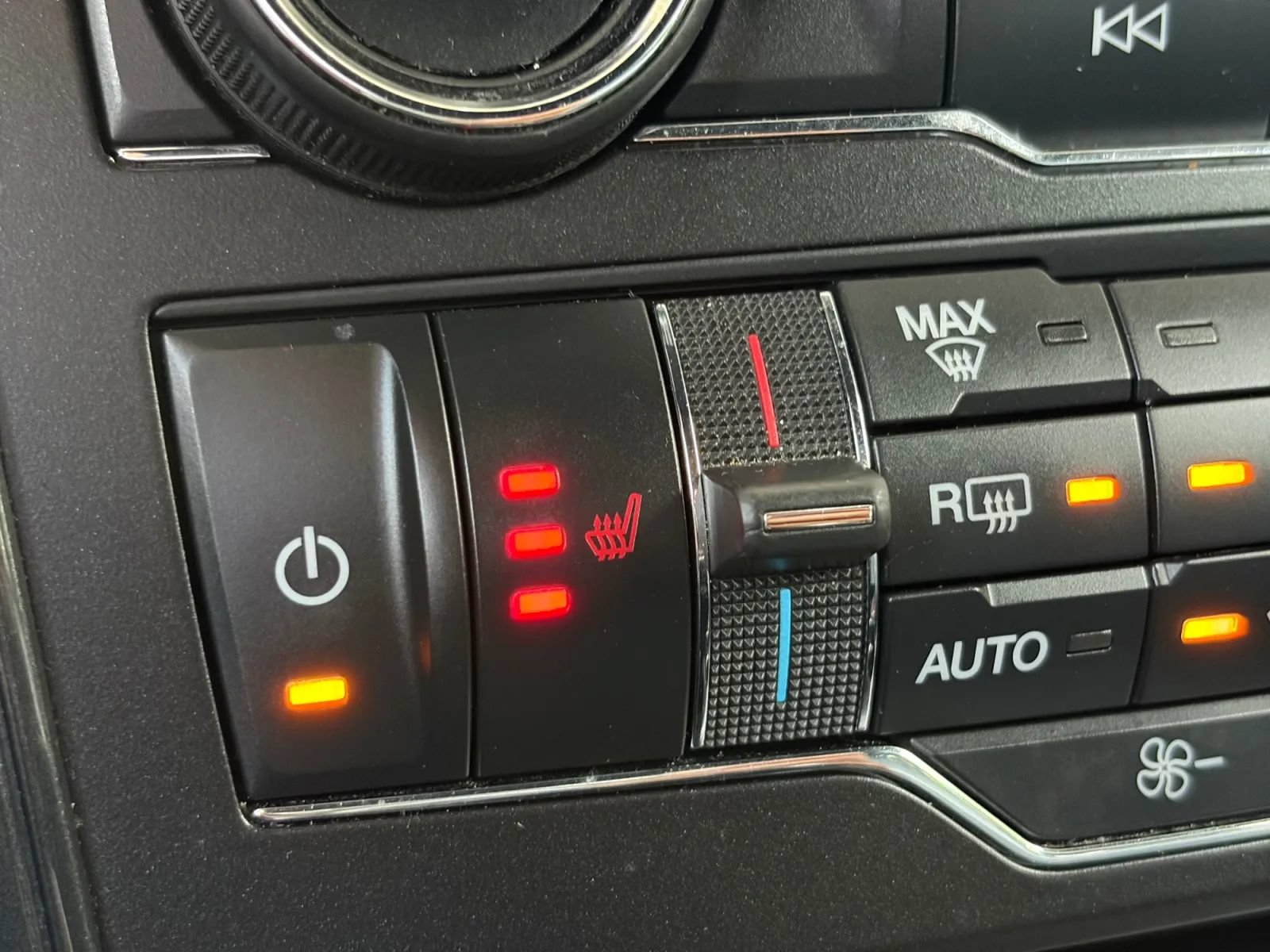 Used 2019 Ford Explorer XLT w/ Equipment Group 202A AWD/4WD image 26