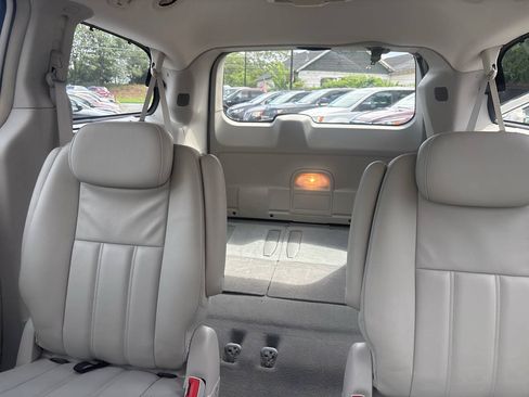 Used 2009 Chrysler Town & Country Touring FWD image 17
