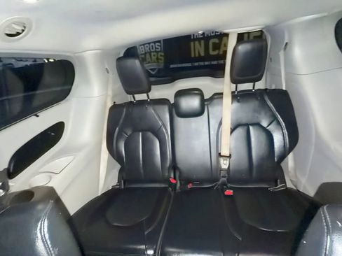 Used 2018 Chrysler Pacifica Touring-L FWD image 34