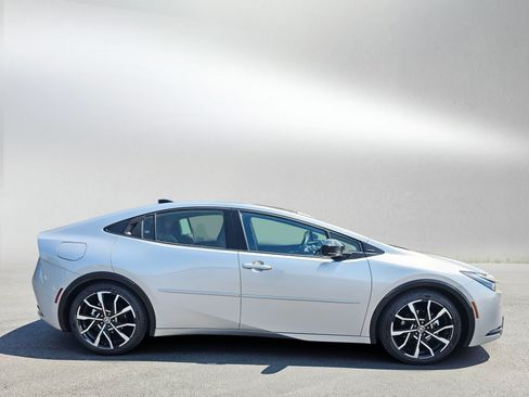 Used 2023 Toyota Prius Prime Premium FWD image 6