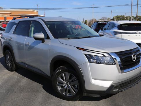 Used 2025 Nissan Pathfinder SV image 1