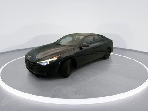 Used 2023 Hyundai Elantra SEL FWD image 2