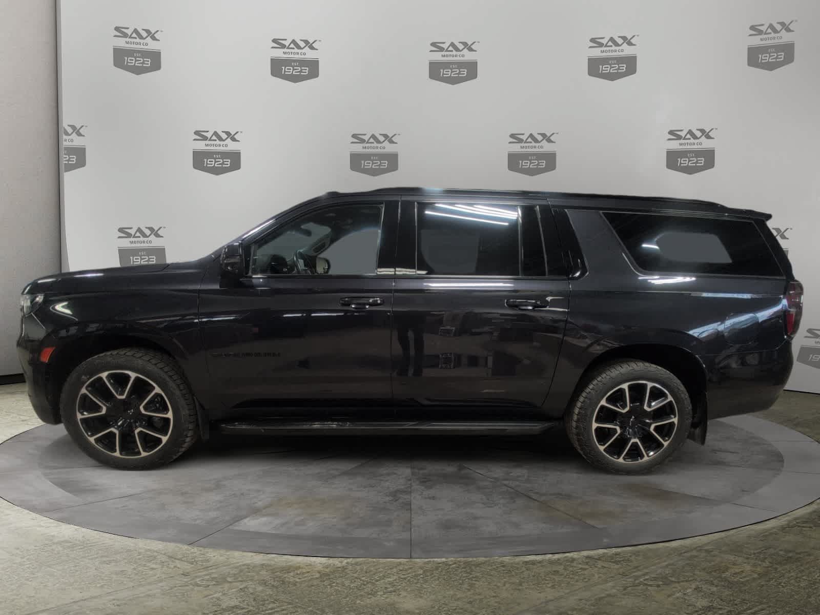 Used 2022 Chevrolet Suburban RST w/ Luxury Package AWD/4WD image 2