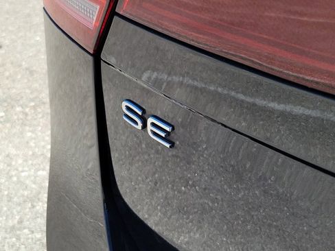 Used 2023 Volkswagen Tiguan SE R-Line image 10