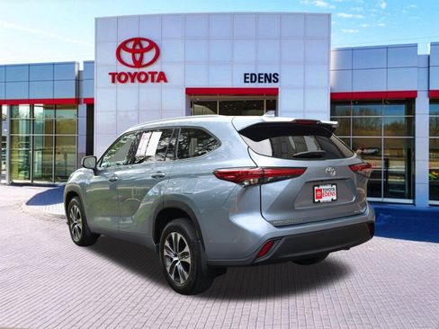 Used 2022 Toyota Highlander XLE AWD/4WD image 7