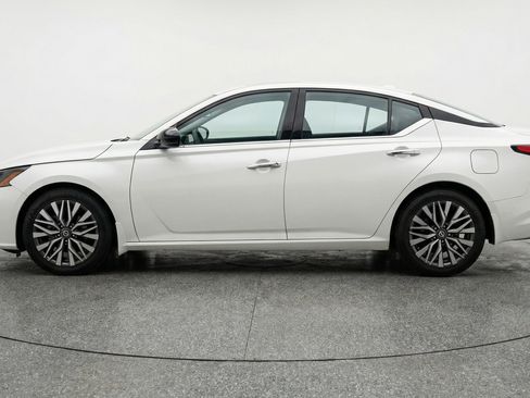 Used 2025 Nissan Altima 2.5 SV FWD image 5