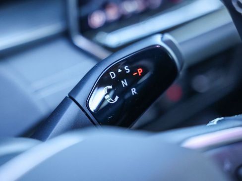 New 2025 Volkswagen Tiguan SE image 33