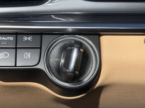 Used 2022 Porsche Panamera Platinum Edition image 32