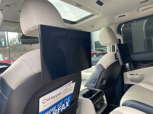 Used 2025 Kia Carnival SX Prestige image 23