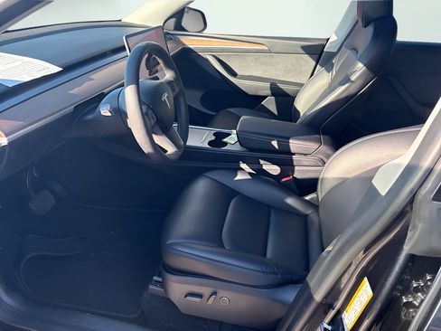 Used 2024 Tesla Model Y Long Range RWD image 4