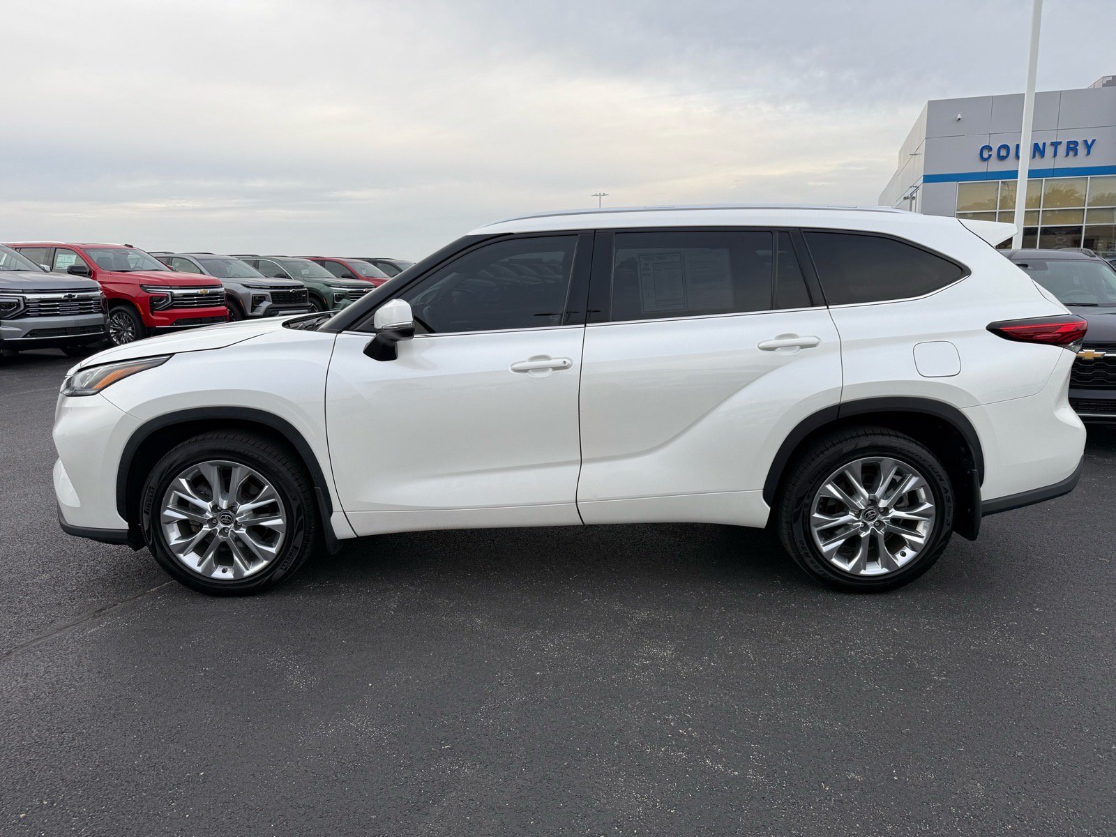 Used 2021 Toyota Highlander Limited AWD/4WD image 2