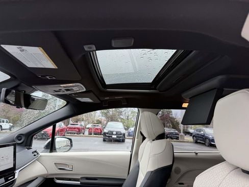 Used 2026 Toyota Sienna Platinum image 24