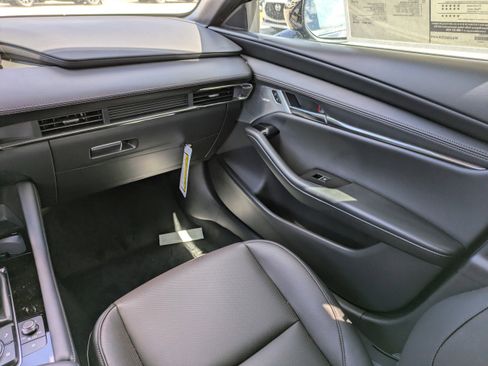 New 2025 MAZDA MAZDA3 Hatchback w/Premium Plus Pkg image 17
