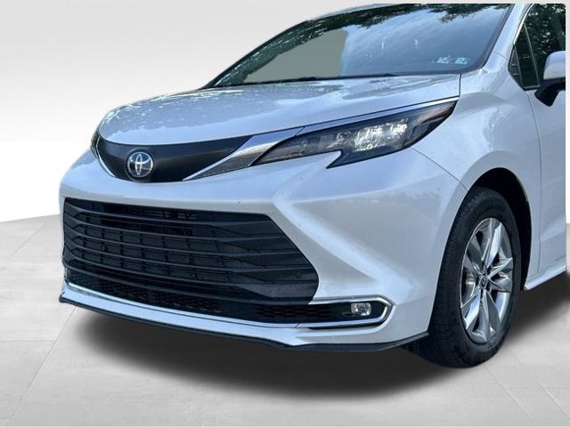 Used 2024 Toyota Sienna XLE w/ XLE Plus Package AWD/4WD image 7