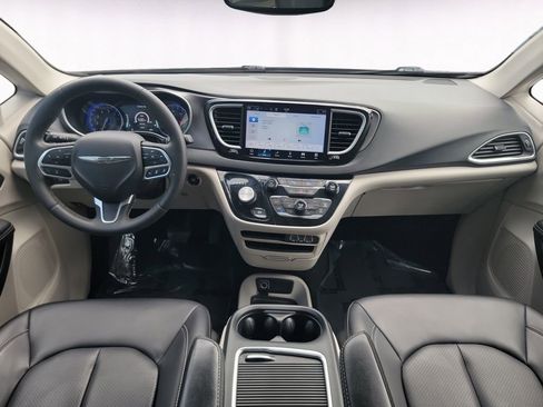 Used 2023 Chrysler Pacifica Touring-L FWD image 15